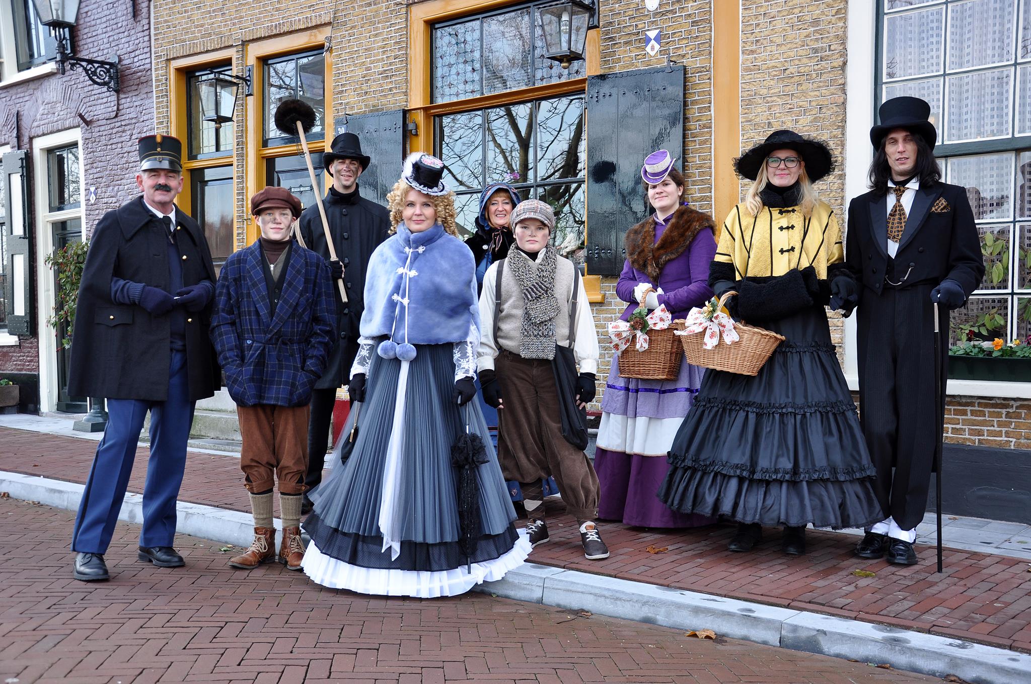 Groep mensen verkleed in historische kleding.