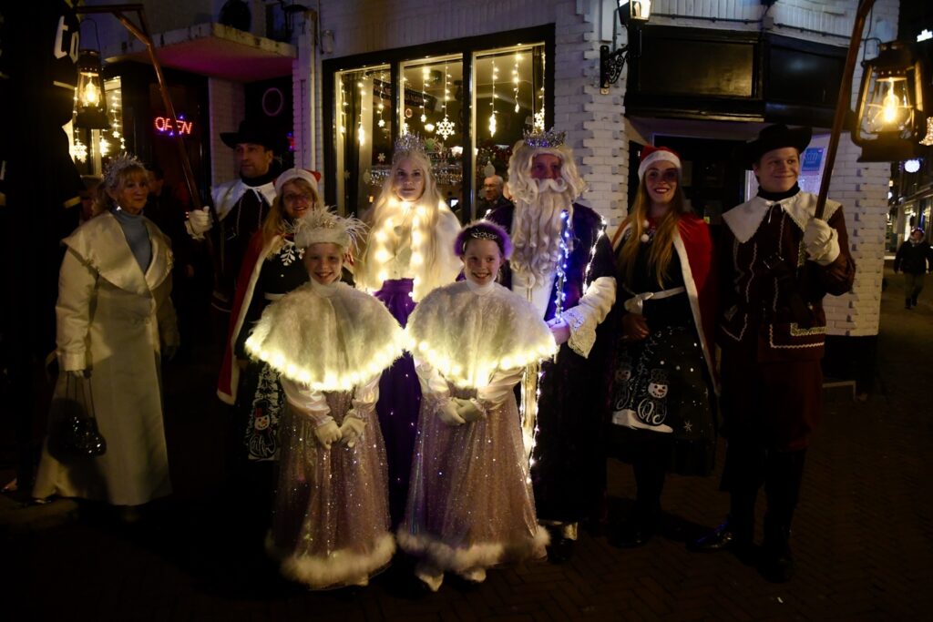Twee meisjes verkleed als engeltjes tijdens een kerstmarkt in Maassluis