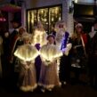 Twee meisjes verkleed als engeltjes tijdens een kerstmarkt in Maassluis