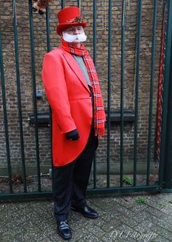 Man verkleed in een gouverneurskostuum